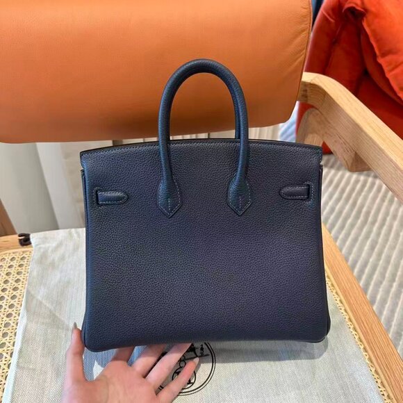 Classic Hermes Bag: A Stylish and Versatile Choice for Elegance - Picture 3 of 6